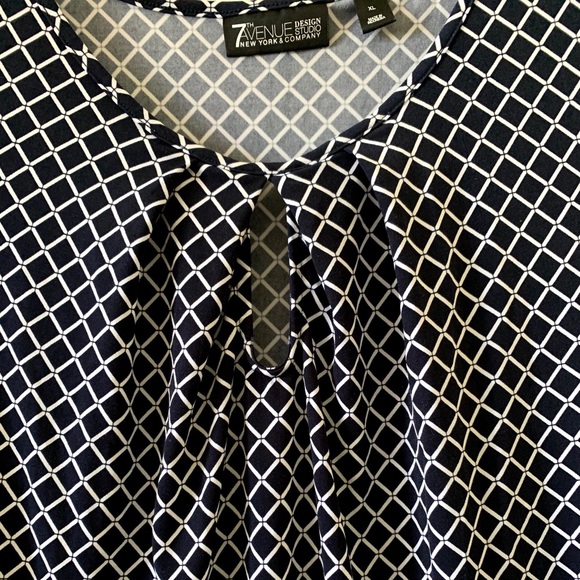 Sleeveless Blouse - Picture 3 of 6